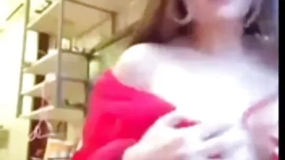 لیزا قرار داده و لب سكس قديمي ايراني های او در اطراف سر خود